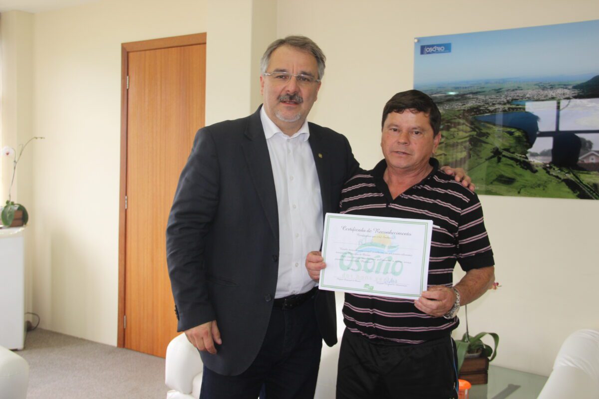 Servidor do município aposenta-se e recebe certificado em Osório