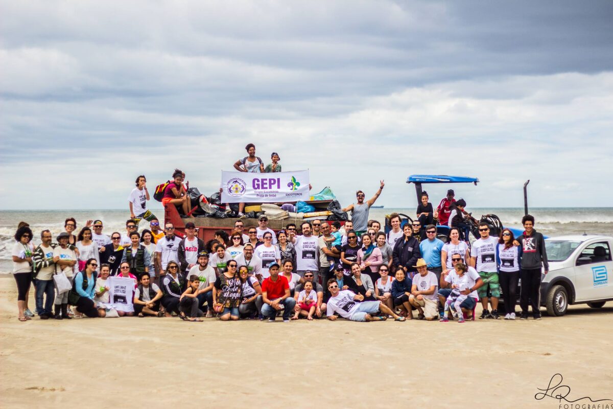 Limpeza voluntária da praia reuniu 200 pessoas em Imbé