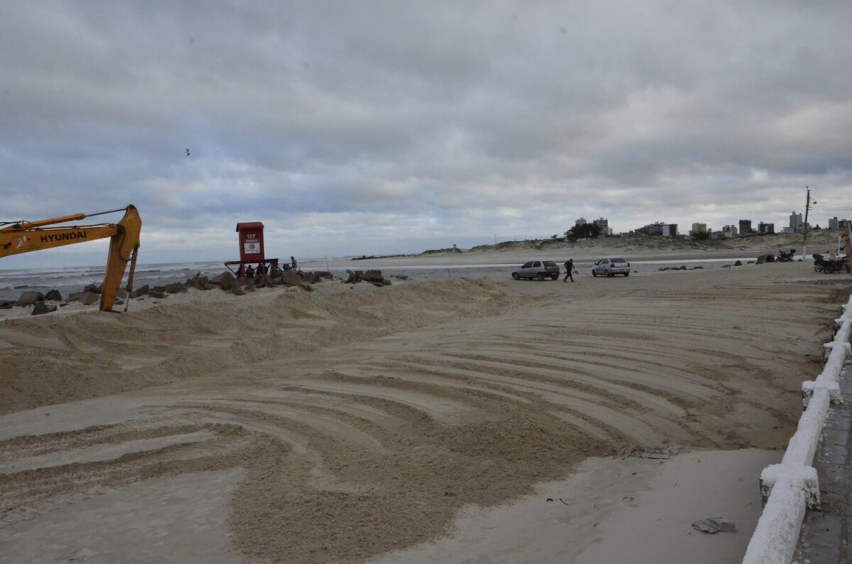 Prefeitura fará o rebaixamento da areia na altura do calçadão em Imbé