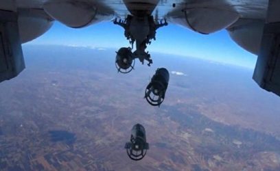 Os caminhões destruídos pela aviação russa são usados pelos terroristas para transportar toneladas de petróleoMinistério da Defesa da Rússia/Divulgação