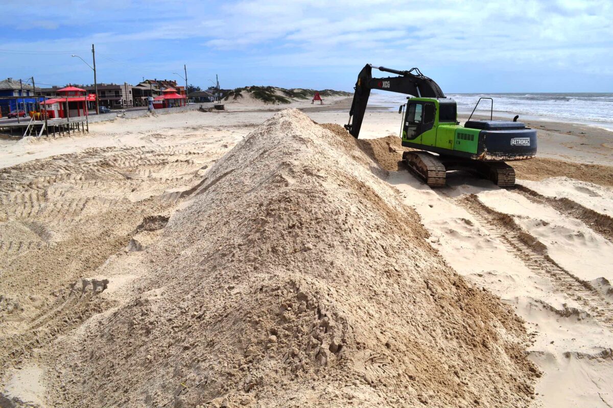 Prefeitura trabalha no rebaixamento da areia em Imbé