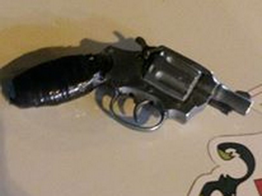 Jovem de 16 anos é flagrado com simulacro de revólver no centro de Tramandaí