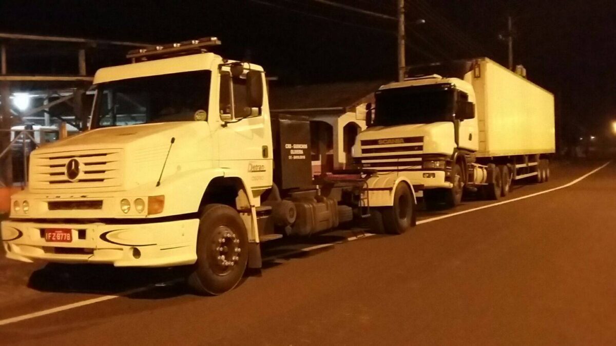 Caminhão furtado é abandonado na Freeway em Santo Antônio