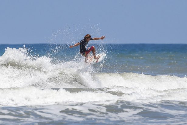 Belas mulheres também marcam presença na decisão do Brasileiro de Surf Profissional em Torres