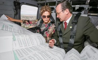 Durante o sobrevoo, a presidenta Dilma Rousseff e o prefeito de Uruguaiana, Luiz Augusto Schneider, examinam um  levantamento  de  locais  atingidos  pelas  enchentes Foto: Roberto Stuckert Filho/Presidência da República