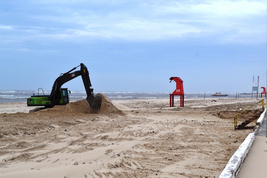 Seguem os trabalhos de rebaixamento da areia em Imbé