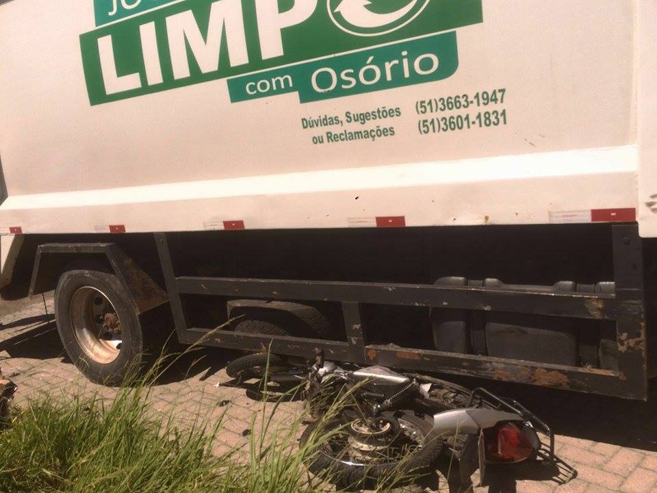 Motociclista fica ferido em colisão com caminhão de lixo em Osório