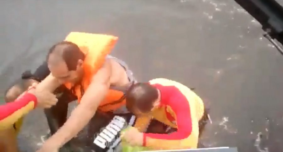 Quatro pessoas são resgatadas após barco ficar à deriva em lagoa (vídeo)