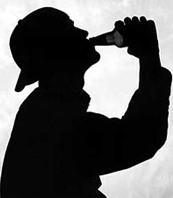 Operação flagra adolescentes ingerindo bebida alcoólica na praça central de Atlântida
