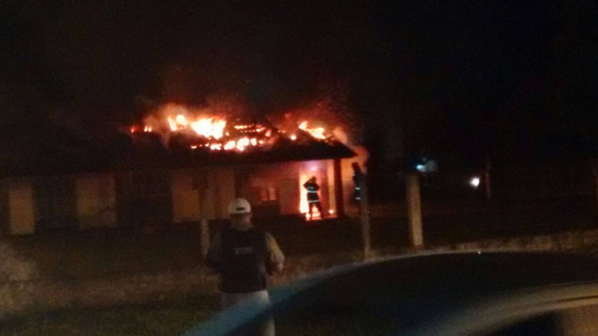 Incêndio atinge casa de suspeito de sequestrar e agredir menina em Capão