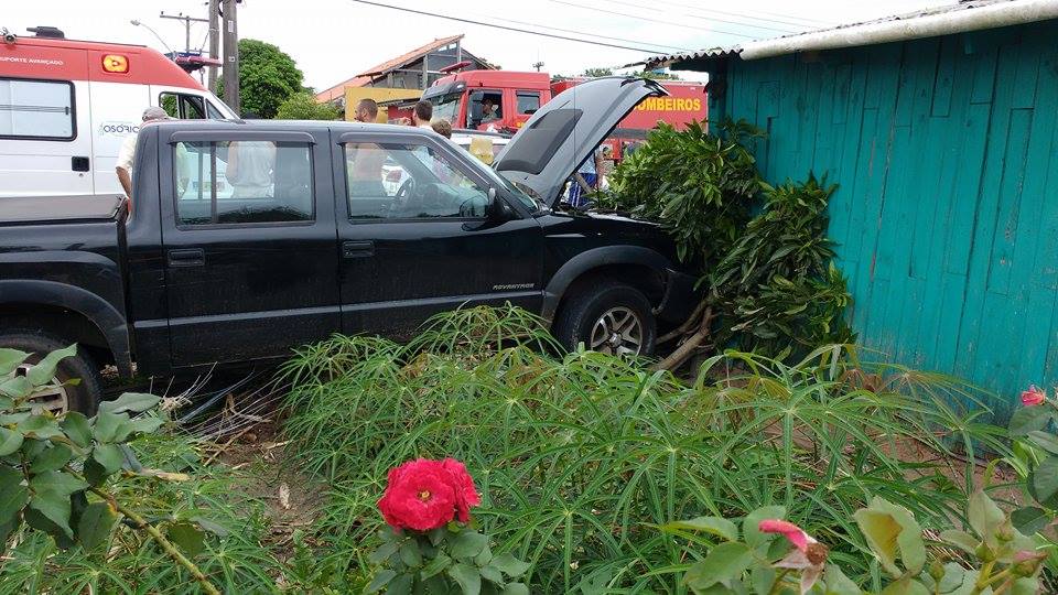 Virou rotina: carro invade pátio de residência após colisão em Osório