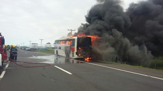 Ônibus da Unesul pega fogo na BR-101
