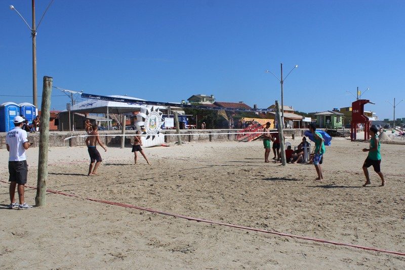 Polícia Civil presente em torneio de vôlei na praia de Cidreira