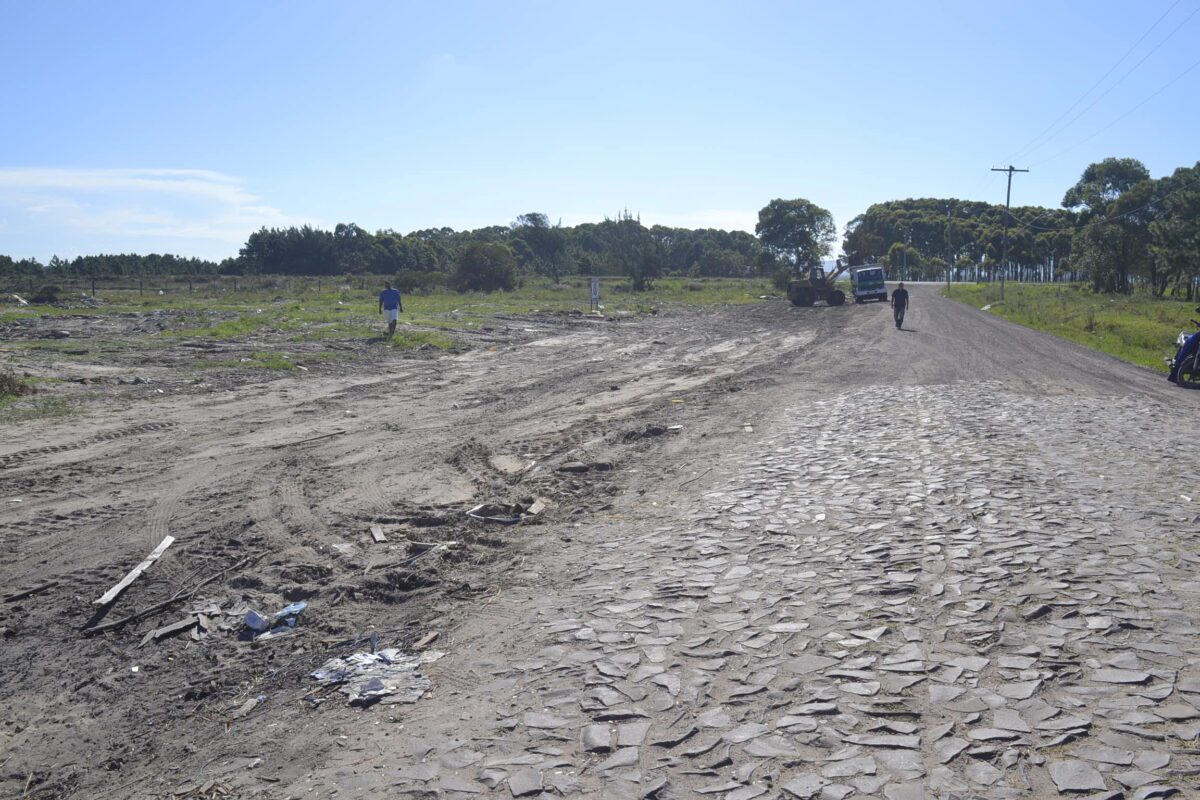 Prefeitura faz limpeza de pontos clandestinos de descarte de entulhos em Imbé