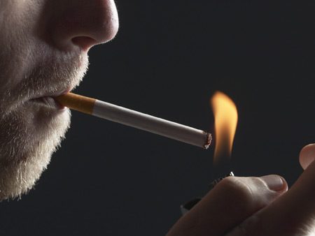 Filmes e séries com fumantes devem ter classificação para adultos, diz OMS