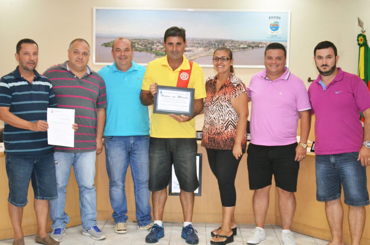 Câmara de Vereadores de Imbé homenageou salva-vidas com Certificado de Honra ao Mérito