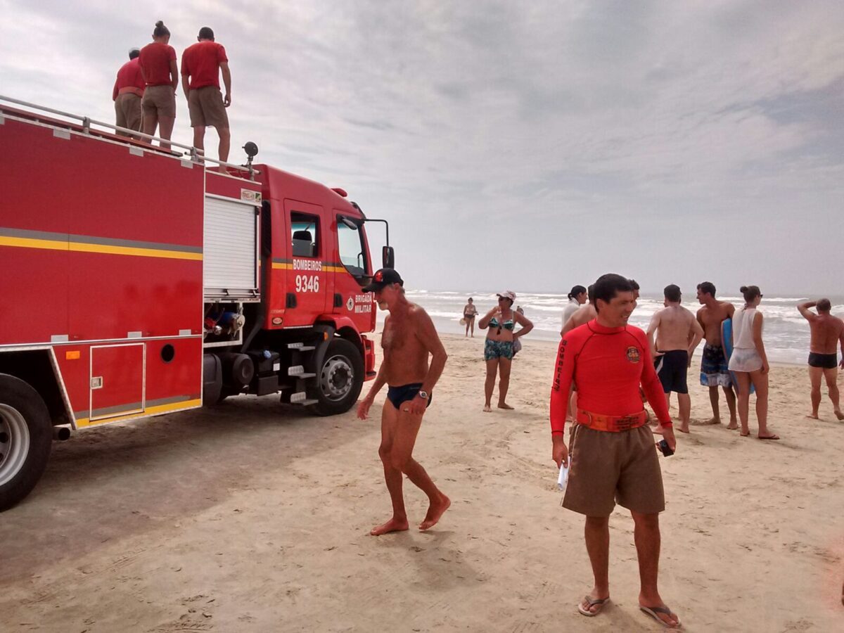Sem salva-vidas, jovem desaparece no mar de Torres
