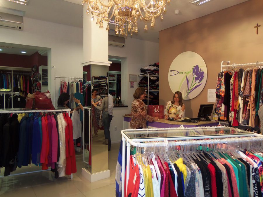 Lojas Dione Modas selecionam vendedoras em Osório