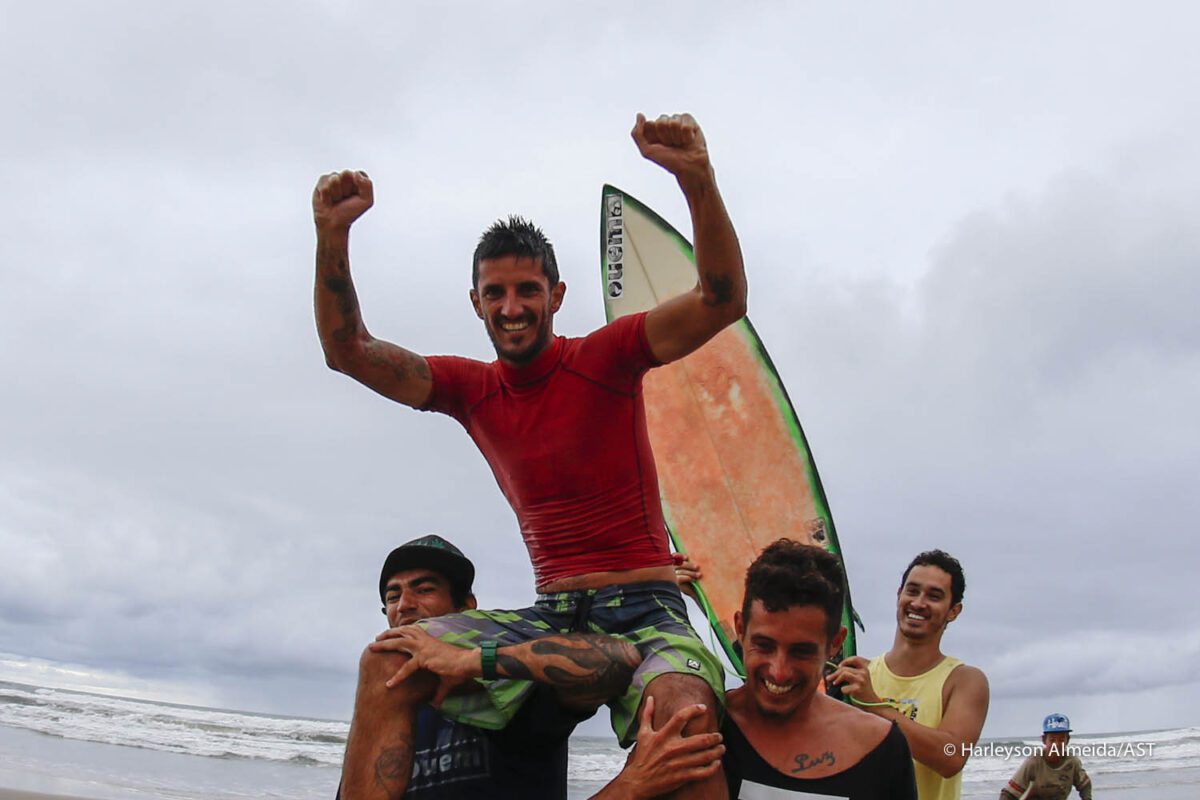 Iuri Silva é o campeão do ECOURBAN AST de Surf Amador 2016 em Torres