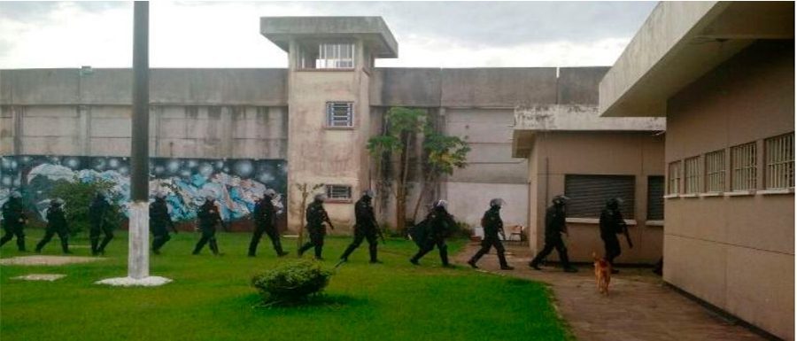 Mais de 100 agentes penitenciários apreendem armas, drogas e armas na Penitenciária de Osório
