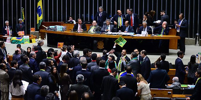 Debate do impeachment dura 43 horas e faz história na Câmara dos Deputados