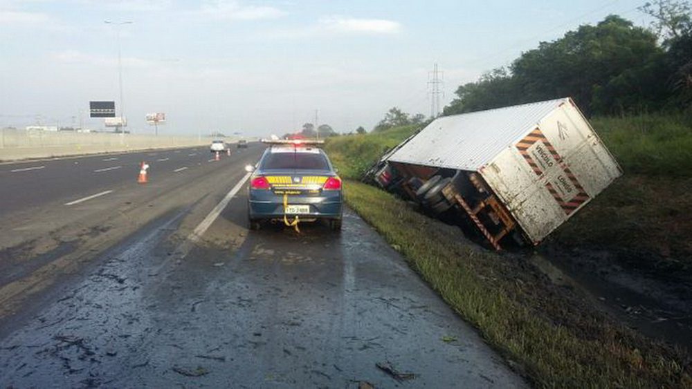 Ciclista é atropelado por caminhão na freeway