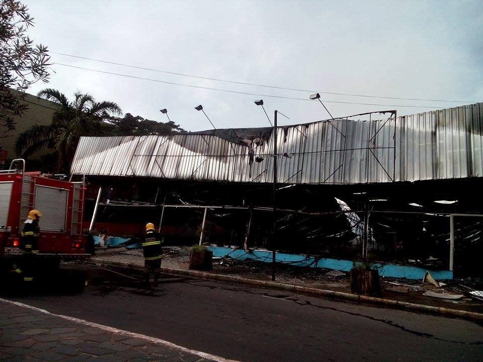 Shopping é destruído pelo fogo em Tramandaí