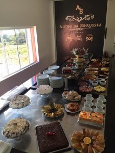 Tem buffet de café colonial no Restaurante Autos da Borússia: sábado e domingo