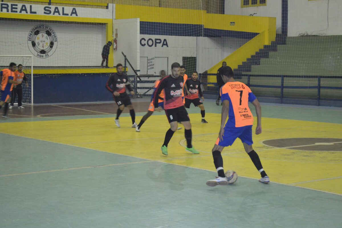 Segunda noite de duelos esquenta Municipal de Futsal em Imbé