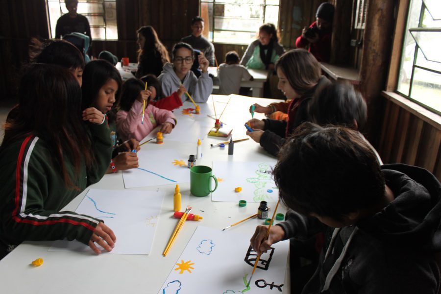 Doação de materiais de artes culmina em homenagem e na revitalização da biblioteca da escola indígena em Osório