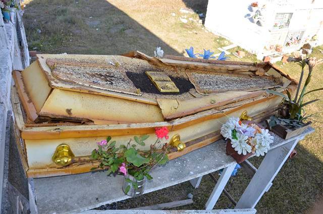Vândalos violam caixão no cemitério de Imbé