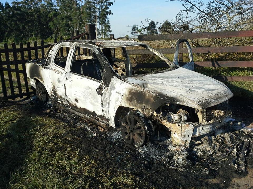 Abigeatários atiram e queimam veículo de administrador de fazenda em Osório