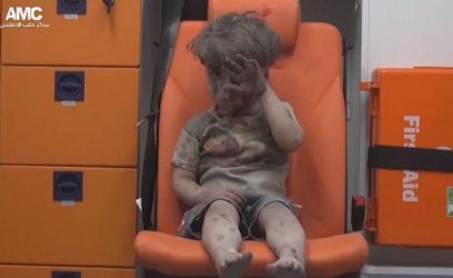  Aleppo - ativistas do grupo Aleppo Media Center (AMC) divulgaram a imagem do menino Omran Daqneesh, de 5 anos, logo após ser resgatado de um bombardeio na cidade de Aleppo, na SíriaDivulgação/Aleppo Media Center/Lusa/direitos reservados