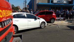 Carro invade calçada após colisão no centro de Osório