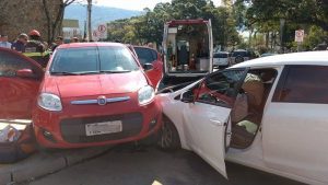 Carro invade calçada após colisão no centro de Osório
