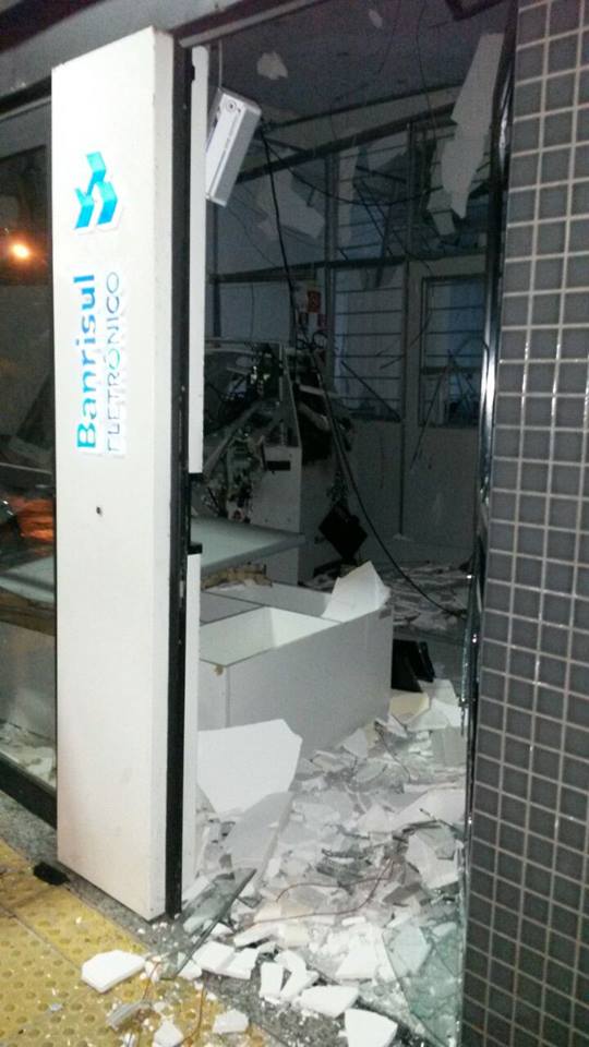 Criminosos explodem agência bancária e incendeiam veículo em Capão