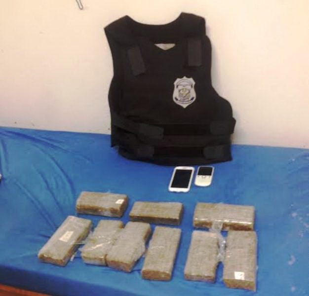 Agentes interceptam bolsa com drogas e celulares na Penitenciária de Osório