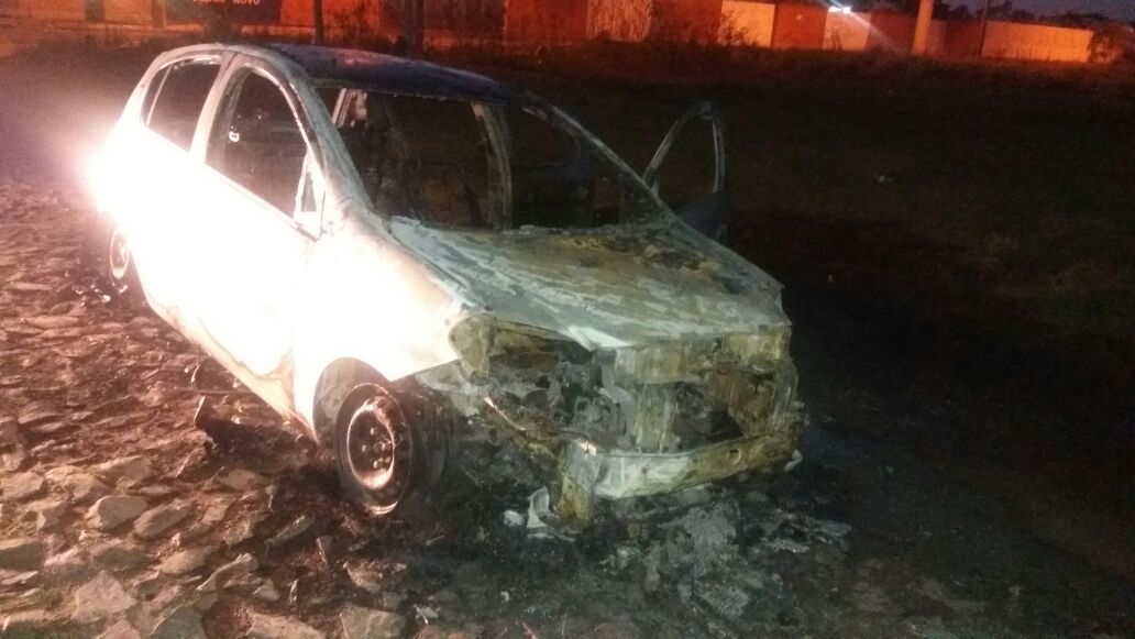 Criminosos explodem agência bancária e queimam carro em Capão Novo