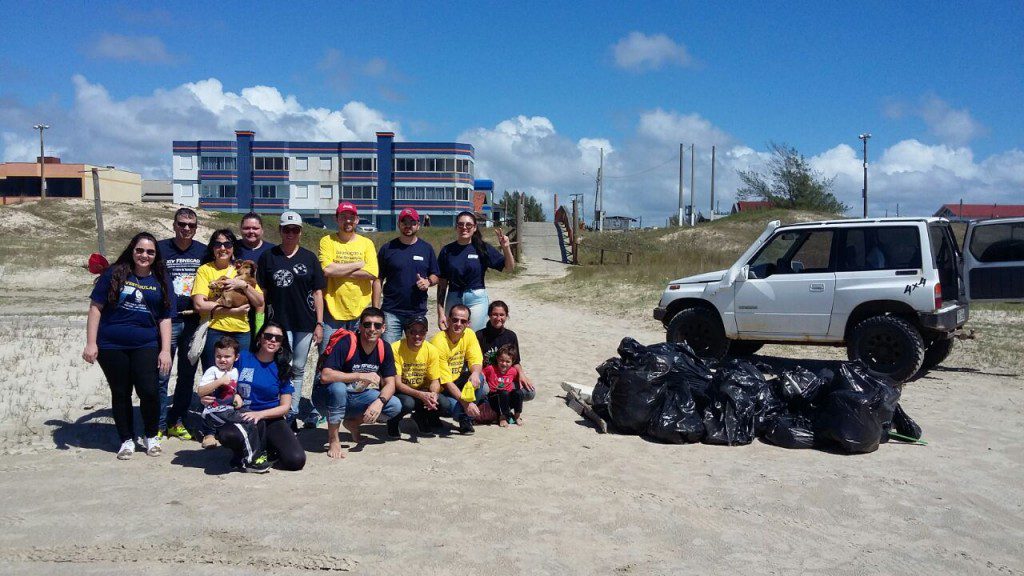 Cursos de graduação da Facos participam de limpeza na praia