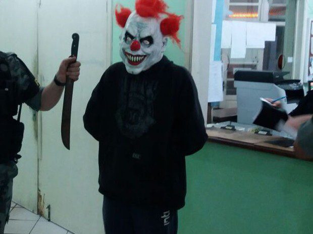Adolescente "palhaço" é apreendido assustando moradores de Capão com facão