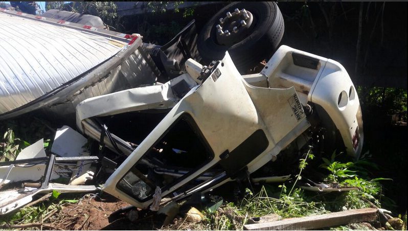 Caminhão tomba às margens da Rota do Sol em Itati