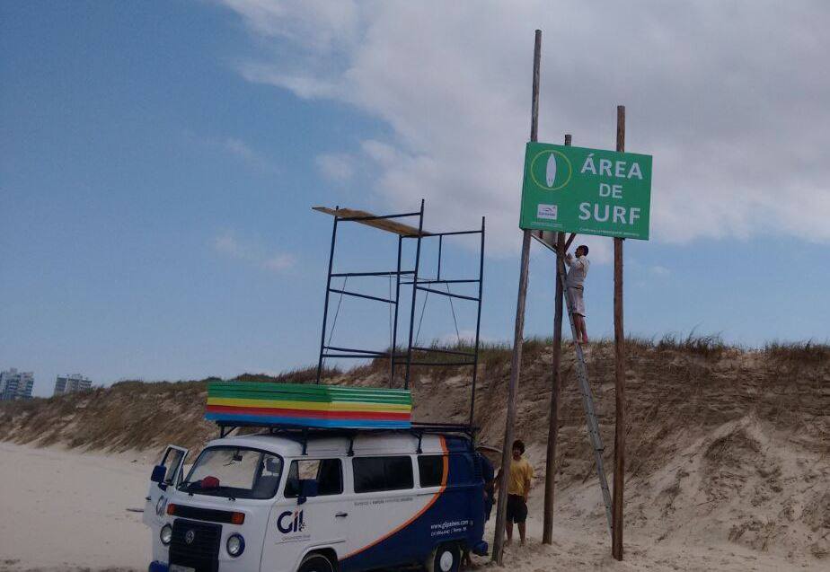 Áreas de demarcação para a prática de surf e pesca estão sinalizadas em Tramandaí