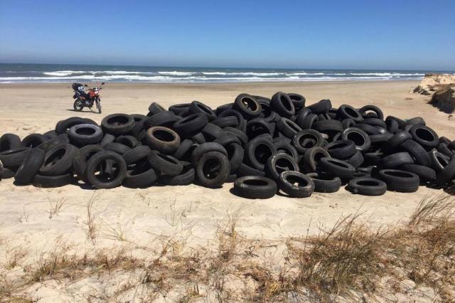 Dezenas de pneus são jogados na praia de Arroio do Sal