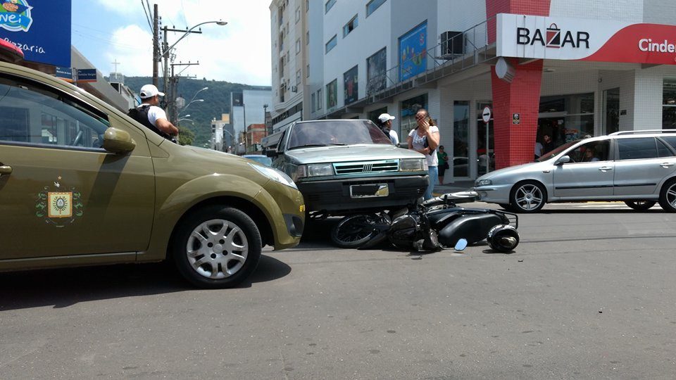 Acidente de trânsito envolve carro e moto no centro de Osório