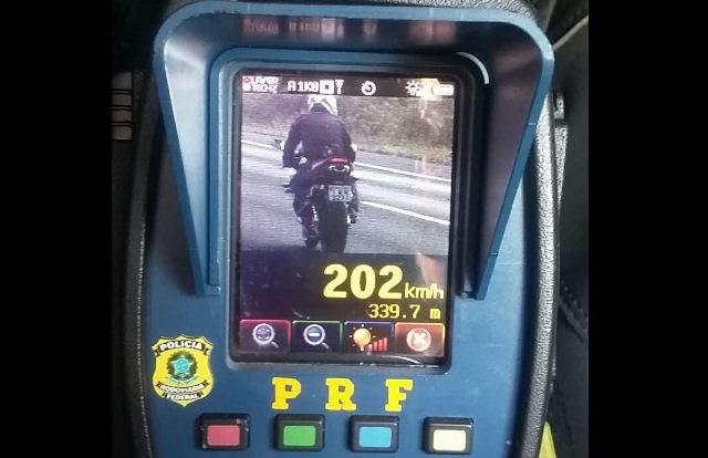 Motociclista é flagrado a 202 km/h na freeway