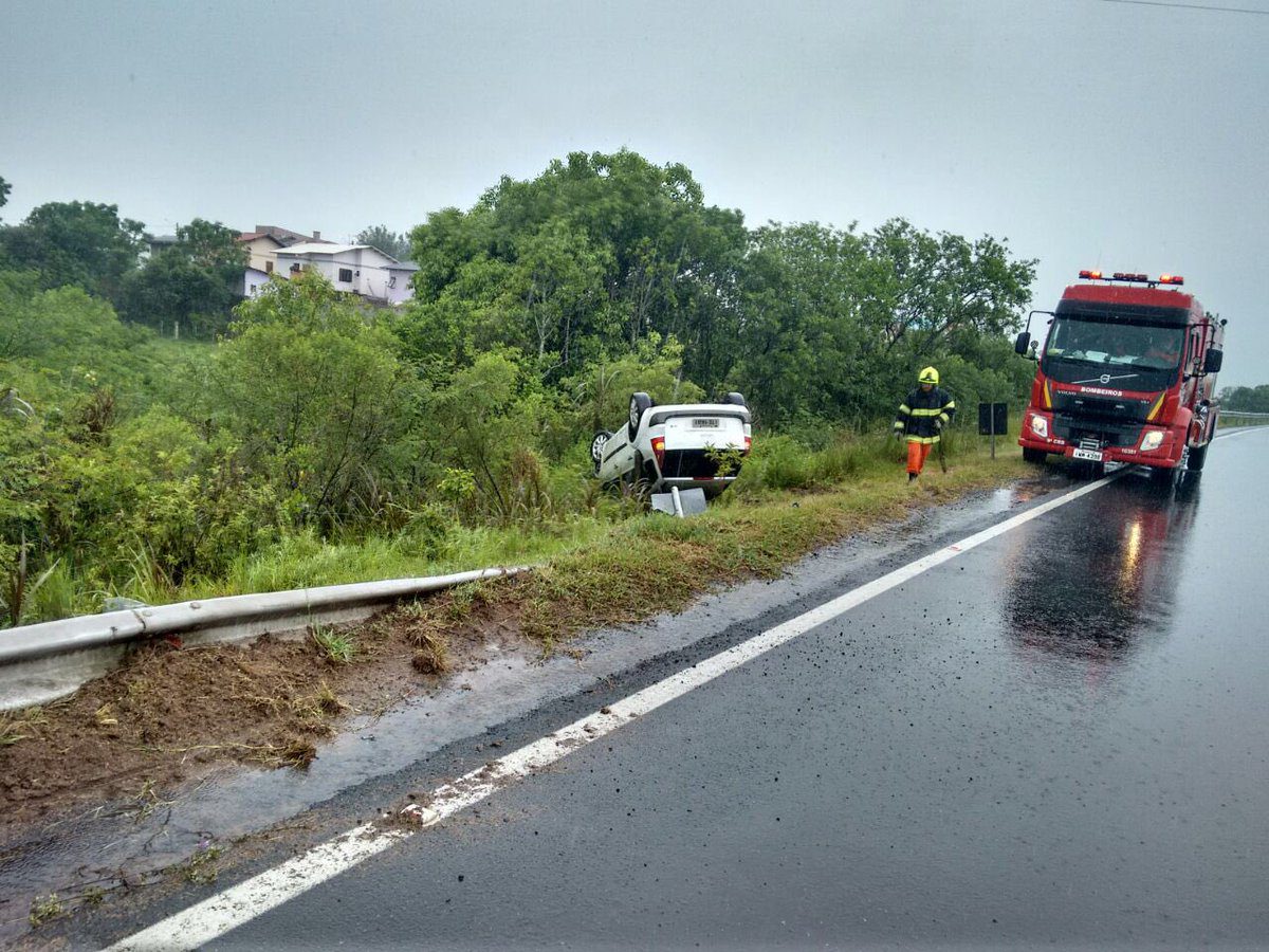 Motorista perde controle de veículo e capota em Santo Antônio da Patrulha