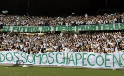  Na homenagem às vítimas do acidente com a equipe brasileira, torcedores colombianos  levaram faixas  que diziam: "O futebol não tem fronteiras" e "Somos todos Chapecoense"  Mauricio Dueñas Castañeda/EPA/Lusa