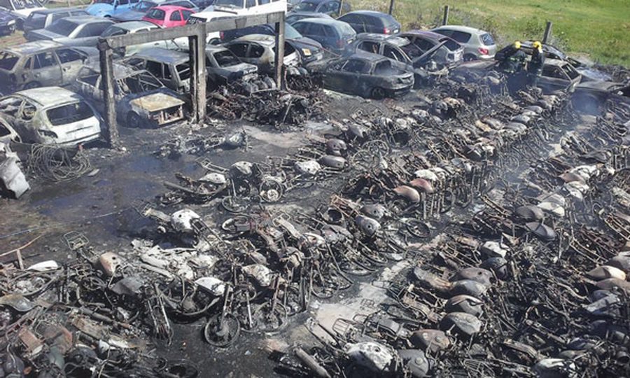 Incêndio destrói dezenas de carros e motos em depósito da região