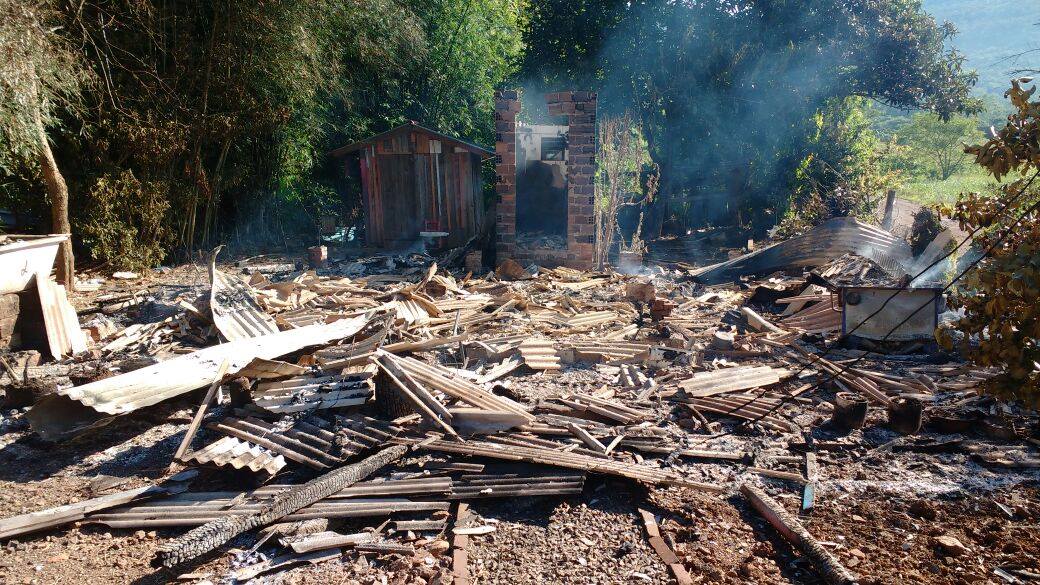 Família de Maquiné tem casa consumida pelo fogo e precisa de ajuda