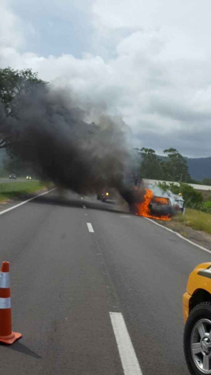 Veículo incendeia e bloqueia RS-030 em Osório (vídeo)